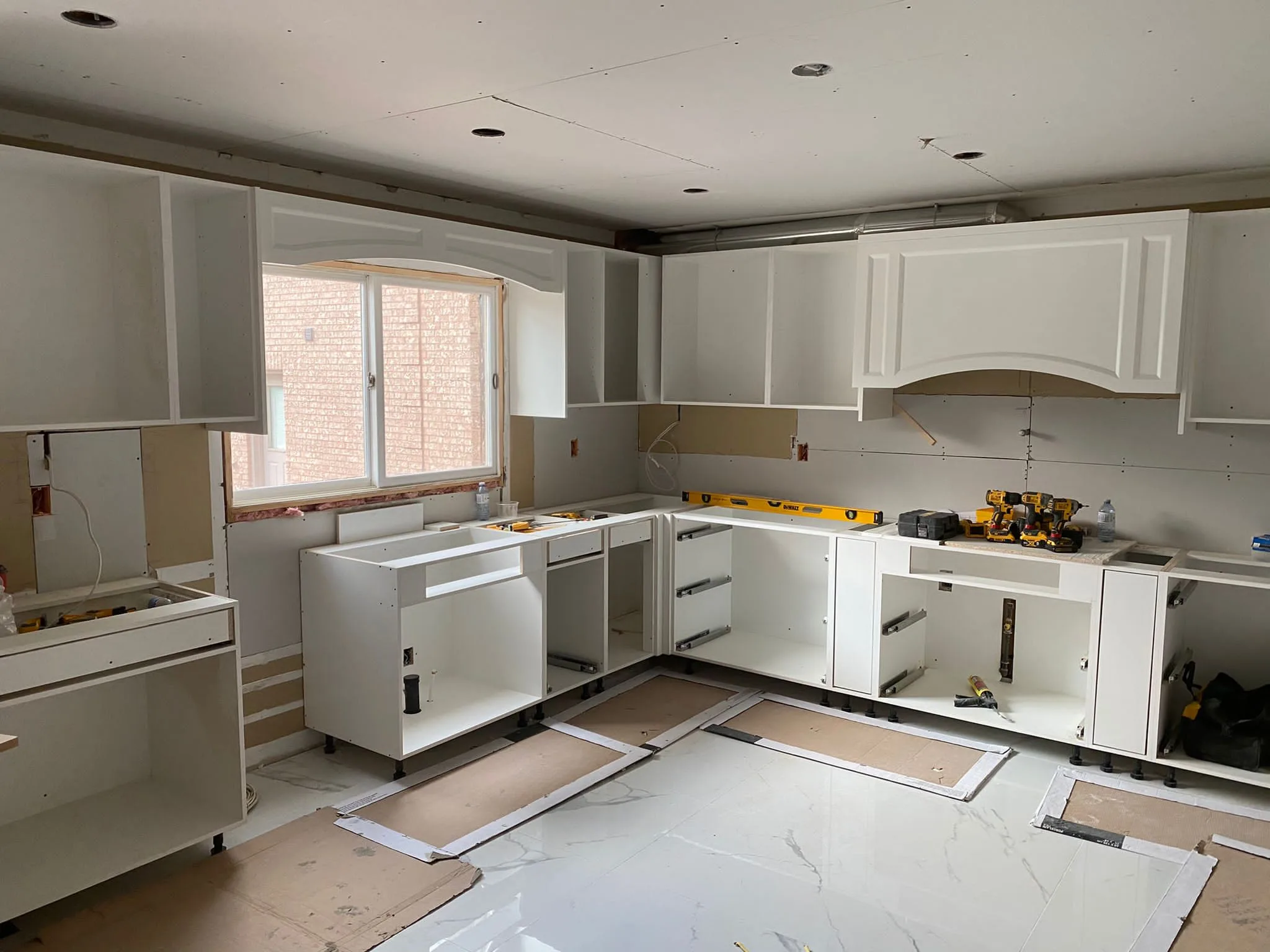 Custom kitchen cabinet installation i